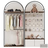 showcase \ hanger in children's clothing store 007